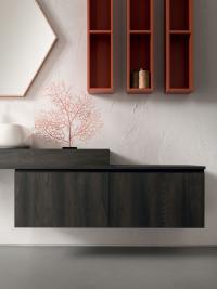 Détail des meubles bas avec tiroir de 60 cm chacun et des trois éléments ouverts personnalisables, une caractéristique du meuble de salle de bains N93 Atlantic.