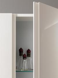 Détail de la colonne suspendue avec porte ouverte disposant d'étagères en verre transparent