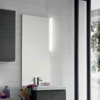 Specchio per bagno con luce applicata Wap cm 50 h.111,8 con faretto Tratto (il faretto Tratto è disponibile solo su specchiere con larghezza 70 cm)
