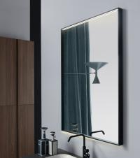 Dettaglio dello specchio rettangolare Pixi con cornice in metallo nero opaco