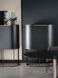 Duo de buffets hauts design Oasi de Cantori en bois laqué noir avec détails en métal bronze