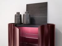 Meuble cabinet design Oasi de Cantori, également disponible avec intérieur assorti à la structure extérieure et équipé d'étagères intérieures en verre
