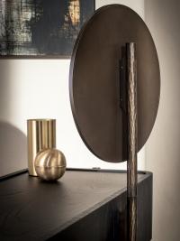 Détail du miroir rond pivotant avec cadre et support en fer en finition bronze patiné