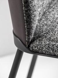 Particolare della sedia imbottita Oasi di Cantori: la fascia in metallo comune a tutti gli elementi della collezione
