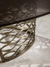 Détails de la base en fer de la table design de luxe Isidoro de Cantori, découpée au laser et pliée pour donner un effet tridimensionnel