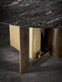 Détail du pied central en acier de la table ronde design Mirage qui fait écho aux éléments métalliques des autres produits de la collection du même nom