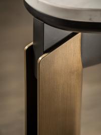 Gros plan sur un pied bronzé de la table moderne Mirage de Cantori