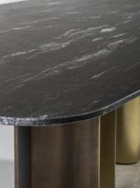 Particolare del piano in marmo del tavolo Mirage di Cantori, disponibile anche nella versione con piano in legno