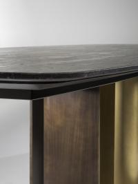 Dettaglio del sottopiano del tavolo moderno Mirage di Cantori, sempre in legno laccato nero