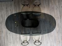 Table ovale en verre fumé design avec pied en bronze Oasi de Cantori
