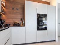 Armoire haute de cuisine pour réfrigérateur et four, avec compartiments de rangement.