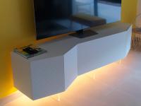 Buffet design éclairé utilisé comme meuble TV - version sur pieds en verre (photo client)