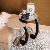 Table de chevet au design Zen de Cattelan avec plateau en acier inox, idéal aussi en association a un canapé