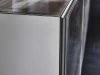 Détail du côté laqué et de la porte en CrystalArt avec profil en aluminium embossé en titane
