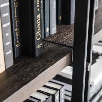 Détail des étagères en bois de la bibliothèque Hudson
