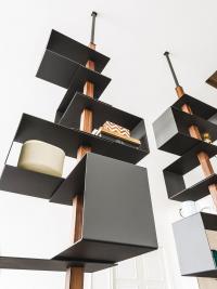 Bibliothèque avec fixation au plafond en métal et bois Tokyo de Cattelan