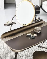 coiffeuse Cocoon Trousse de Cattelan avec insert en cuir et bordures en métal peint bronze effet brossé