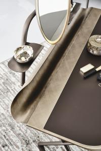 Détails des bords du plateau et de la gorge porte-objets en métal peint bronze effet brossé. Supports de miroir et étagères en métal gaufré bronze