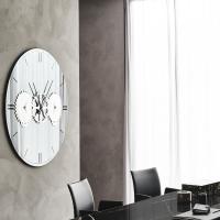 Horloge miroir design Times, également idéale pour des espaces de bureaux vastes et lumineux