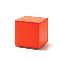 Pouf en forme de cube en cuir de couleur orange et sur roulettes