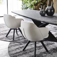 Chaise rembourrée pivotante avec pieds en bois Bombè de Cattelan, chaises en complément avec la table Tyron Keramik Premium et le tapis Mumbai