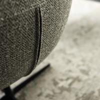 Détails des coutures de la chaise Bombè X de Cattelan revêtement en tissu
