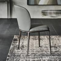 Chaise rembourrée avec pieds en métal Chris ML positionnée au sein d'un salon moderne