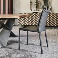 Sedia con schienale con cuscino Italia di Cattelan, perfetta abbinata a tavoli dal design moderno