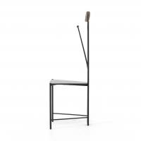 Particularité de la structure vue de côté, chaise en bois verni noir mat Yannick de Cattelan
