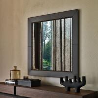 Miroir avec cadre en cuir marron Photo de Cattelan