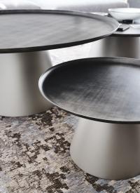 Détails de la table Amerigo de Cattelan avec plateau en métal verni gris brossé