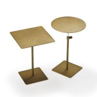 Table bout de canapé Step de Cattelan en métal doré dans les versions carrée et ronde