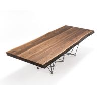Table design avec base en métal Gordon par Cattelan, détails du plateau modelé en bois massif