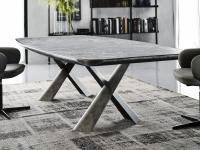 Table rectangulaire façonné Mad Max de Cattelan avec plateau en Keramik Arenal avec profil et jambe en métal verni brushed grey