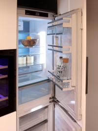 Détail du réfrigérateur combiné encastré dans la colonne d'armoire de la cuisine