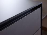 Détail de la gorge dans la cuisine moderne AluX avec des portes en aluminium alvéolaire ultra-légères et minces 