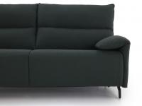Proporzioni del divano letto Brera con seduta monoscocca, braccioli da 8 cm e piedini alti