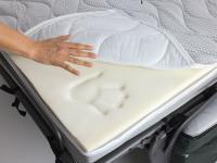Dettaglio della schiuma Memory del materasso in dotazione al divano letto Brera