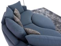 Particolare del divano Messico con pouf ovale che si inserisce nella curvatura del divano per formare un'isola relax