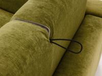 Vue détaillée du cordon permettant de faire pivoter le dossier : lorsque le canapé-lit est fermé, le cordon est caché dans l'espace entre les deux coussins.