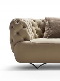 Proporzioni del divano Oban con piedini alti anteriori in metallo a forma di "V"