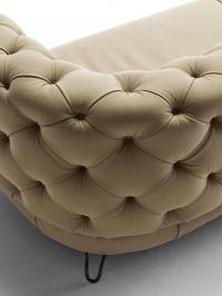 Particolare della lavorazione classica capitonné su un divano moderno come Oban