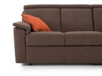 Vue du canapé relax Vulcano avec le coussin décoratif assorti 40 x 40 cm revêtu du tissu bouclette Venice 62 et du passepoil assorti au canapé
