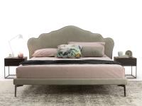 Lit Belle avec tête de lit profilée, cadre de lit mince et pieds modernes hauts en métal bruni