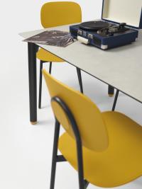 Sedia Lollipop Young con struttura in metallo nero opaco e seduta e schienale in polipropilene giallo