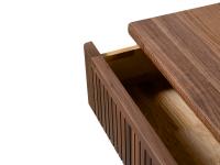 Détails du tiroir avec frontal en bois massif avec rainures verticales, intérieure en frêne, assemblage en queue d'hirondelle