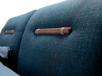 Détail des coussins non déhoussables de la tête de lit avec inserts en bois