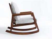 Vue latérale du fauteuil à bascule en bois massif Yumi