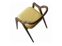 La chaise en noyer design Nakama est parfaite pour un salon moderne ou un coin bureau à domicile