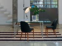 Chaise moderne revêtue en tissu Eiko avec structure en noyer naturel, idéale également avec une table en verre
